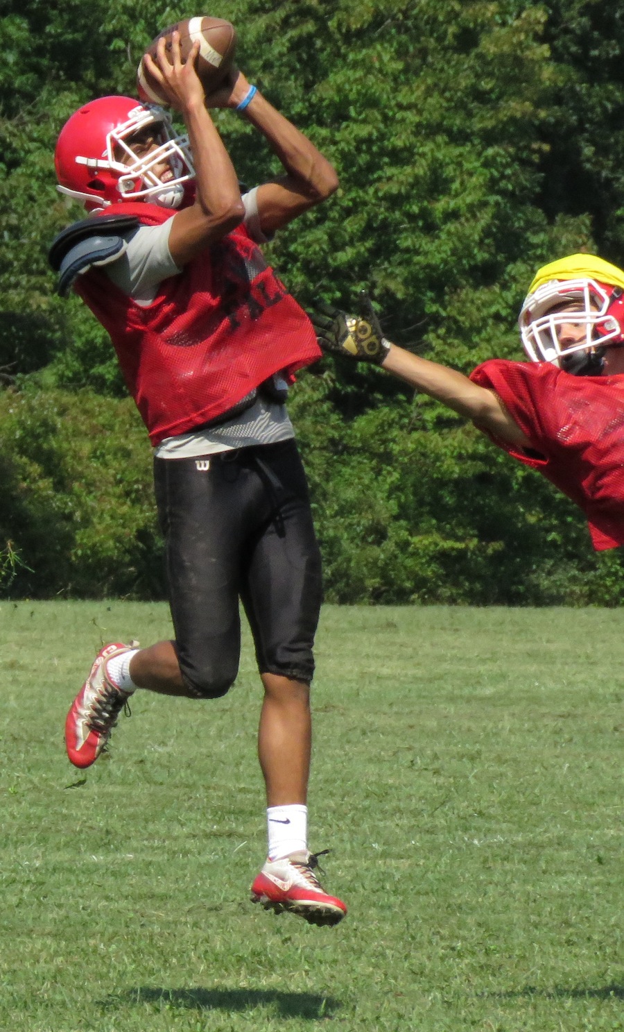 Jordan Parks goes up and catches a pass from Chris Gordon III during practice. (All photos by David Yarger)